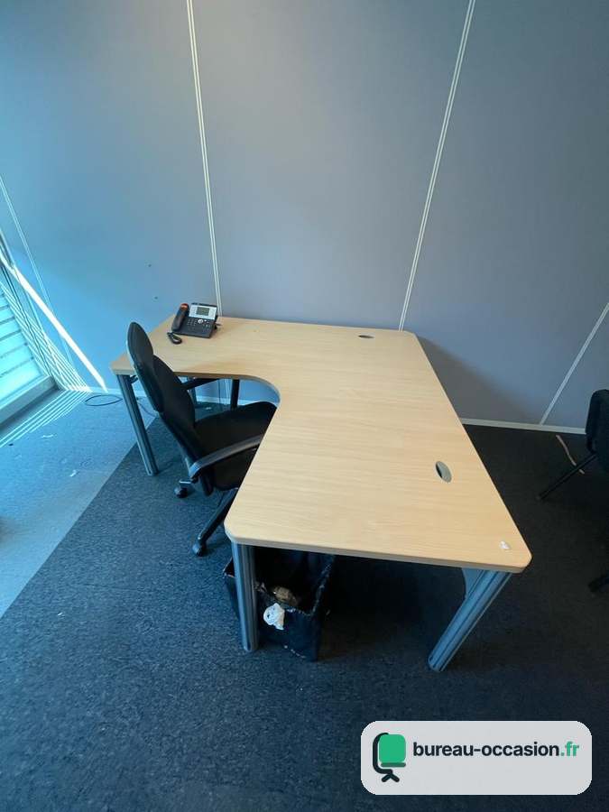 Bureau d'angle d'occasion : hêtre clair et pieds métal gris