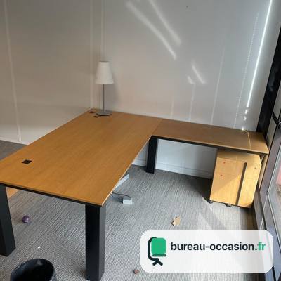 Bureau d'angle d'occasion : plateau chêne, piètement noir