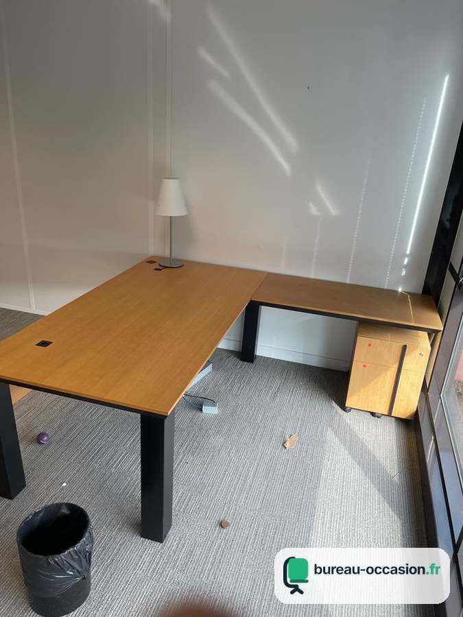 Bureau d'angle d'occasion : plateau chêne, piètement noir