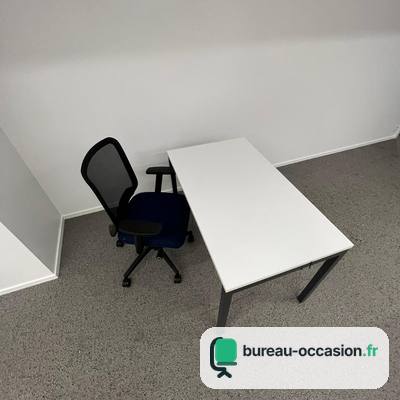 Bureau d'occasion blanc et noir : plateau blanc, 4 pieds métal noir