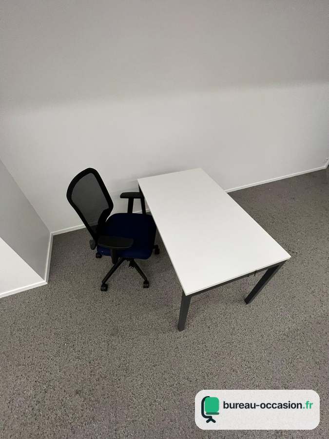 Bureau d'occasion blanc et noir : plateau blanc, 4 pieds métal noir