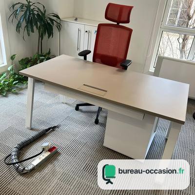 Bureau d'occasion design : plateau gris taupe, pieds arche blancs