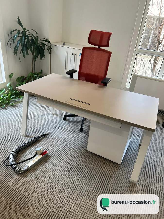 Bureau d'occasion design : plateau gris taupe, pieds arche blancs