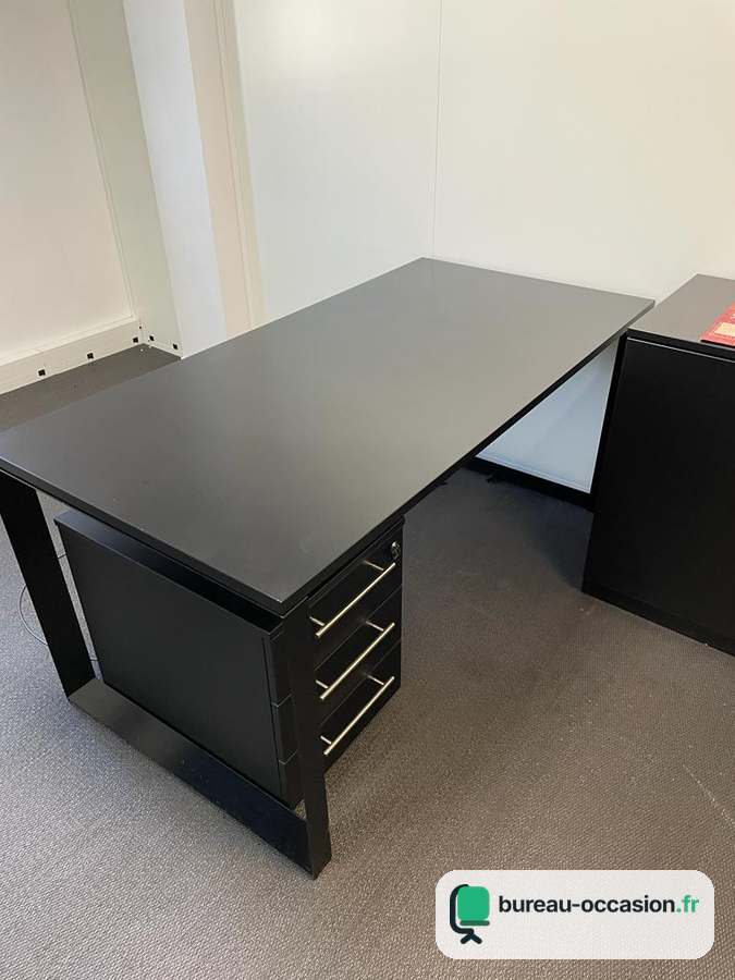 Bureau de direction d'occasion noir, caisson à tiroirs intégré