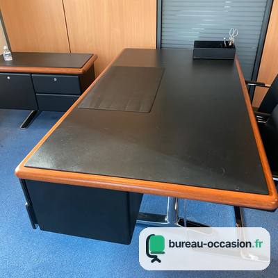 Bureau de direction d'occasion noir et merisier, pieds chromés