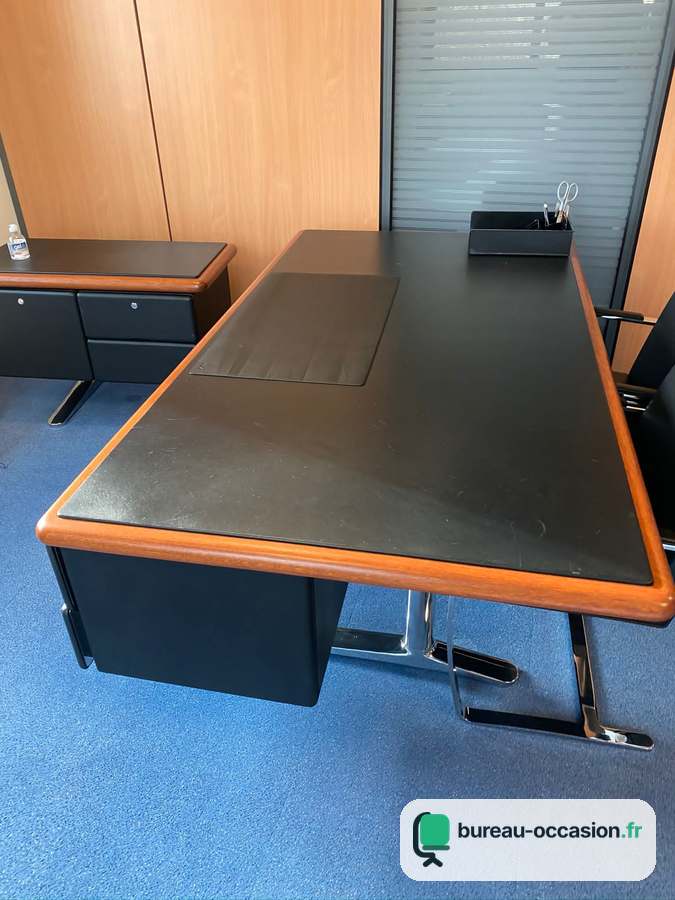Bureau de direction d'occasion noir et merisier, pieds chromés