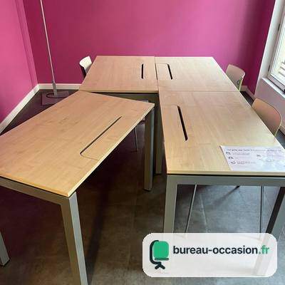 Bureau droit bois clair d'occasion : fente câbles, piètement gris