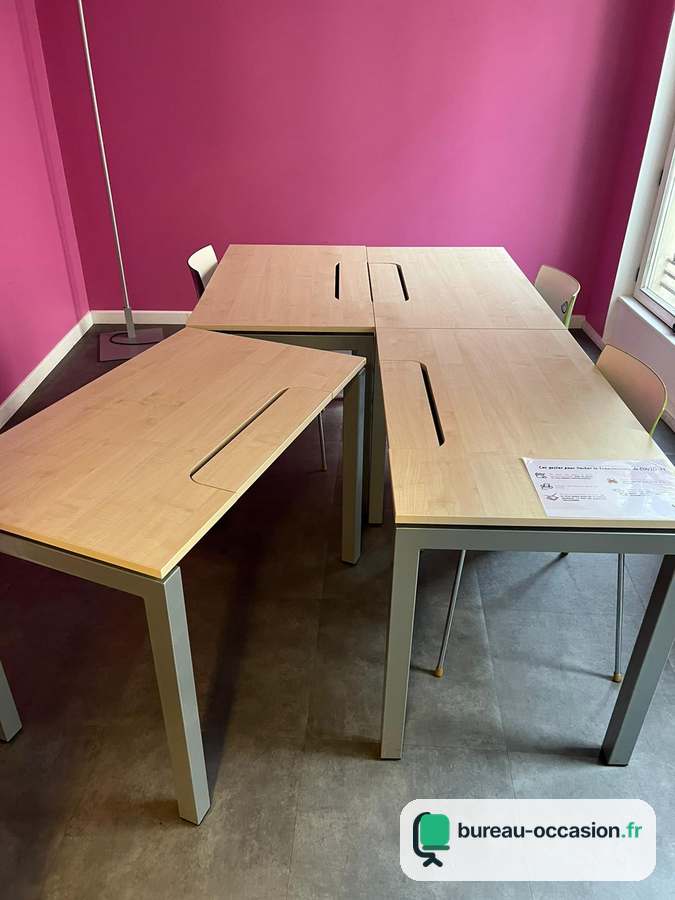 Bureau droit bois clair d'occasion : fente câbles, piètement gris