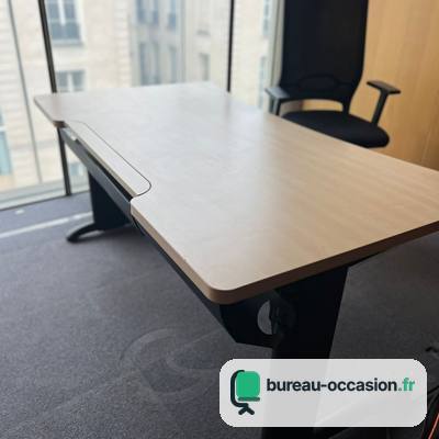 Bureau droit d'occasion à plateau vague beige et pieds noirs en T