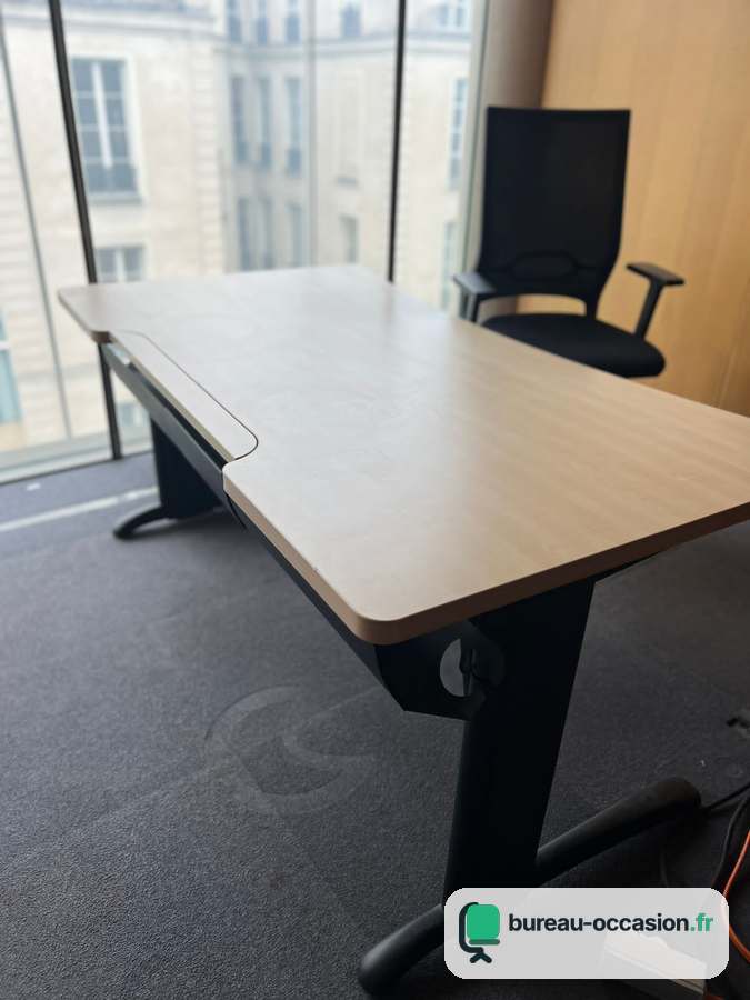 Bureau droit d'occasion à plateau vague beige et pieds noirs en T