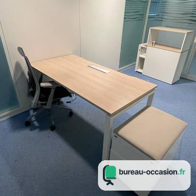Bureau droit d'occasion aspect chêne clair sur piétement blanc