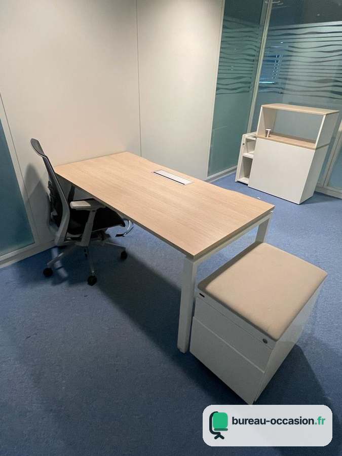 Bureau droit d'occasion aspect chêne clair sur piétement blanc