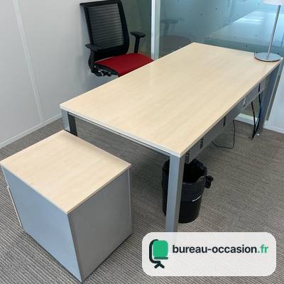 Bureau droit d'occasion chêne clair et métal gris, avec caisson