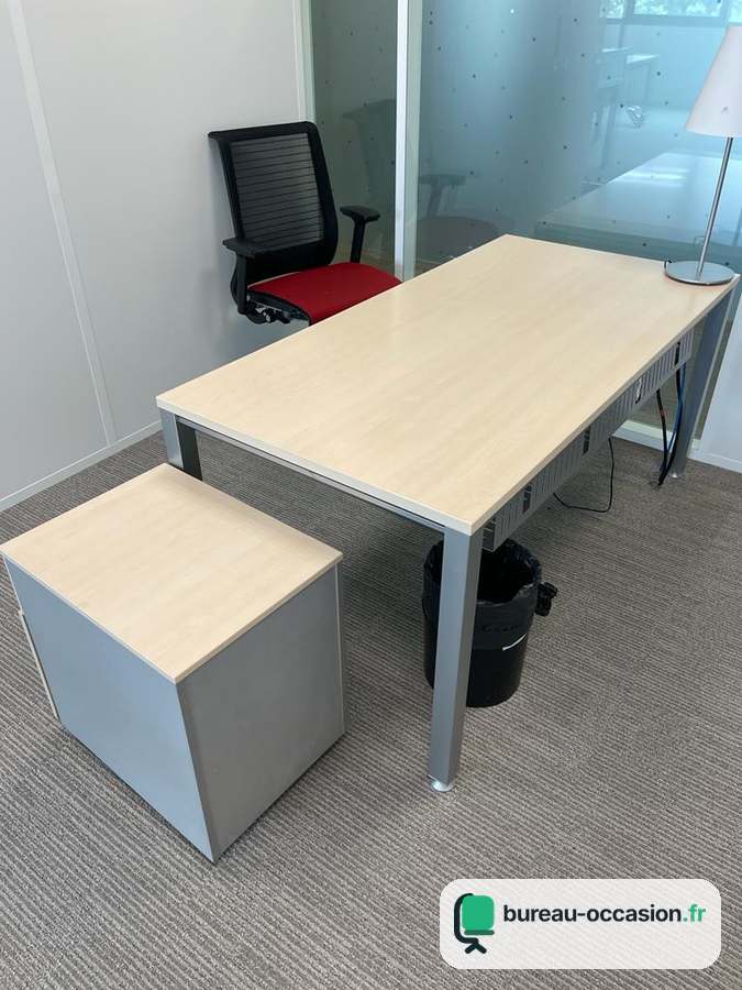 Bureau droit d'occasion chêne clair et métal gris, avec caisson