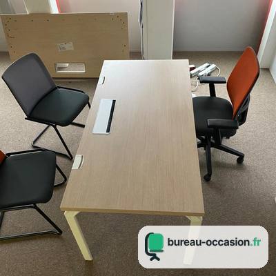 Bureau droit d'occasion chêne clair : piètement blanc et trappe