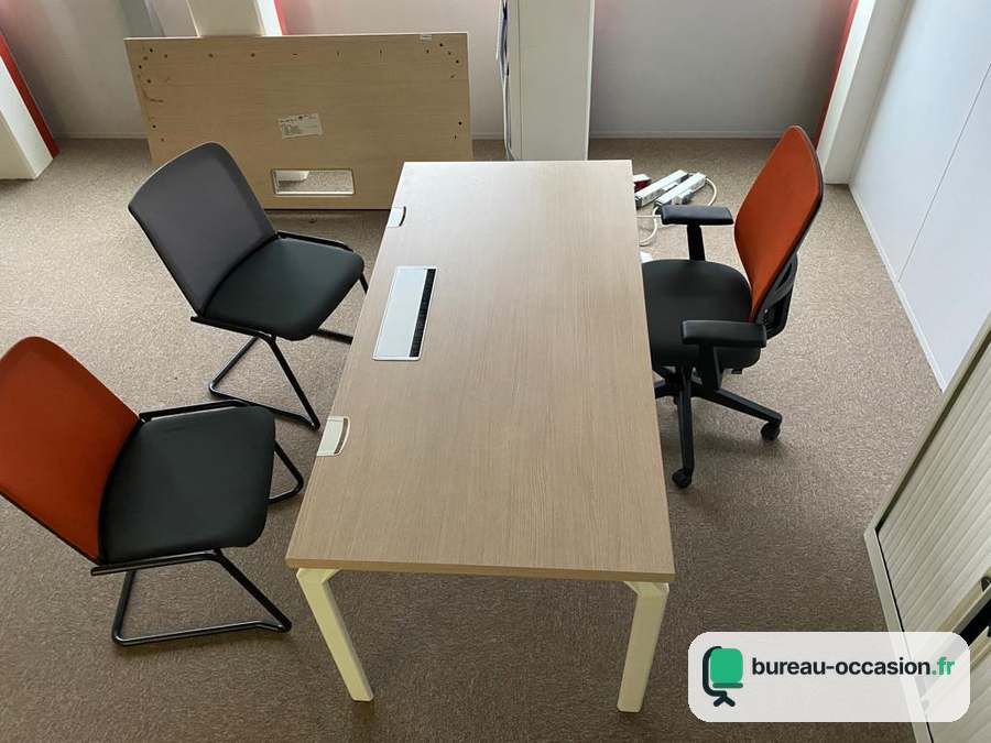 Bureau droit d'occasion chêne clair : piètement blanc et trappe