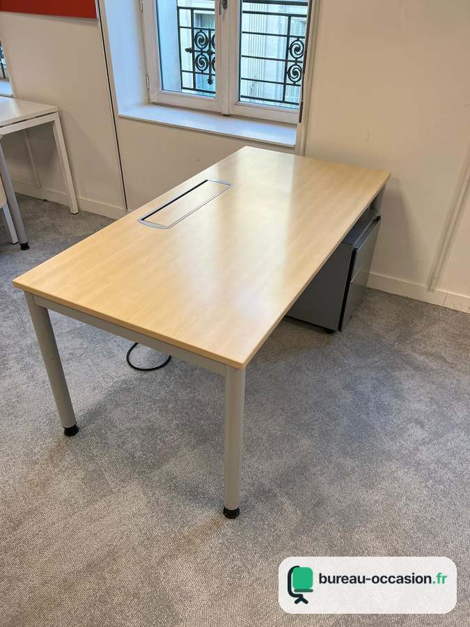 Bureau droit d'occasion en érable : trappe pour câbles au centre