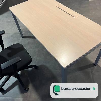 Bureau droit d'occasion finition bois clair : fente passe-câbles