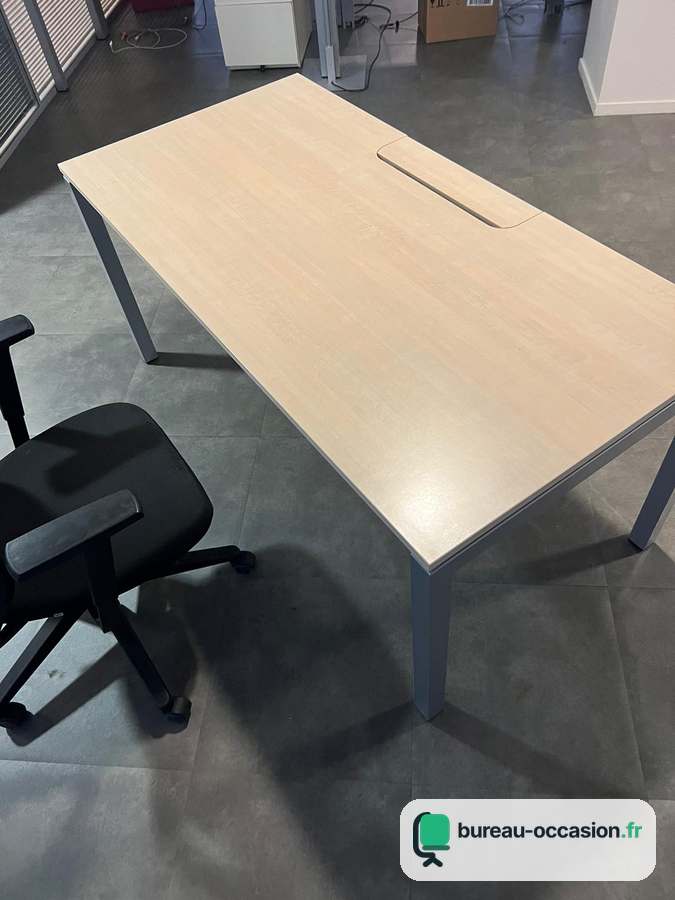 Bureau droit d'occasion finition bois clair : fente passe-câbles