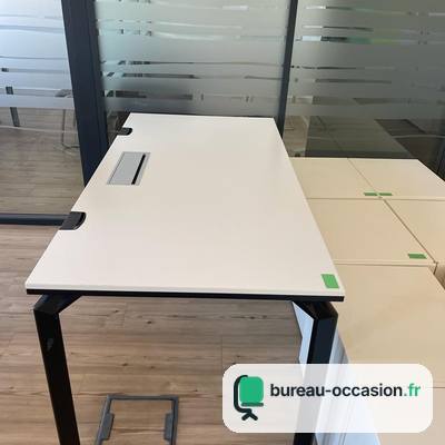 Bureau droit d'occasion : plateau blanc, piétement noir et trappe câbles