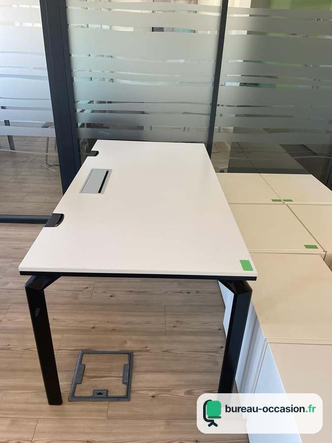 Bureau droit d'occasion : plateau blanc, piétement noir et trappe câbles