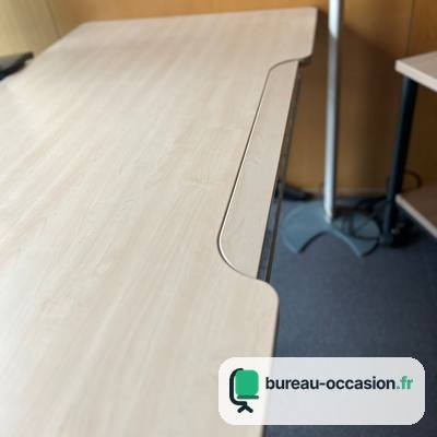 Bureau droit d'occasion : plateau bois clair à découpe galbée