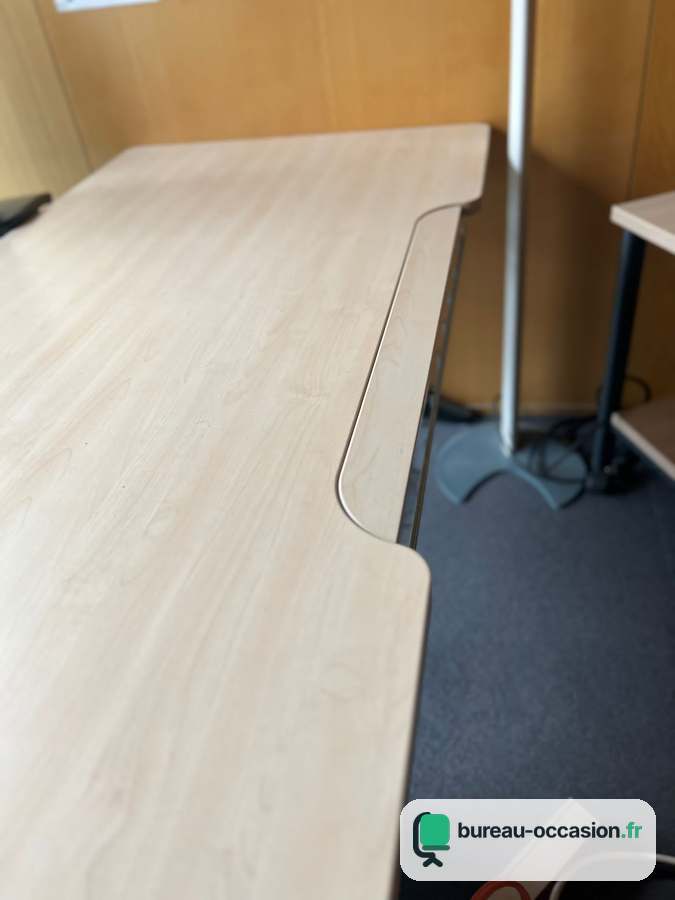 Bureau droit d'occasion : plateau bois clair à découpe galbée
