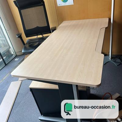 Bureau droit d'occasion : plateau érable galbé, caisson noir inclus