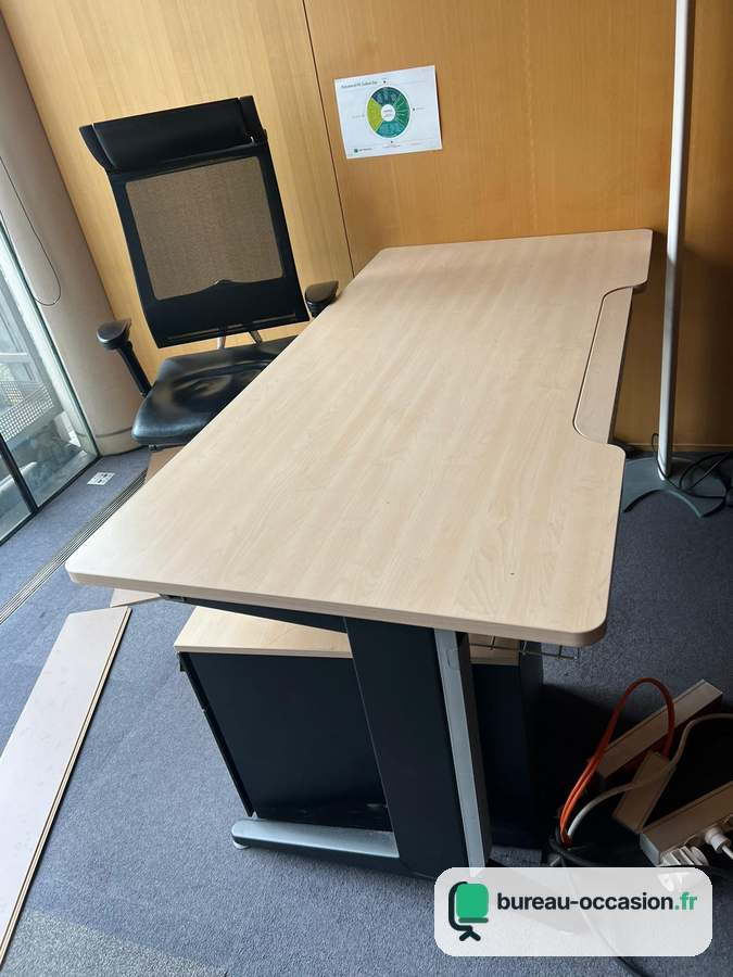 Bureau droit d'occasion : plateau érable galbé, caisson noir inclus