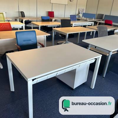 Bureau droit d'occasion : plateau gris clair, pieds métal blancs