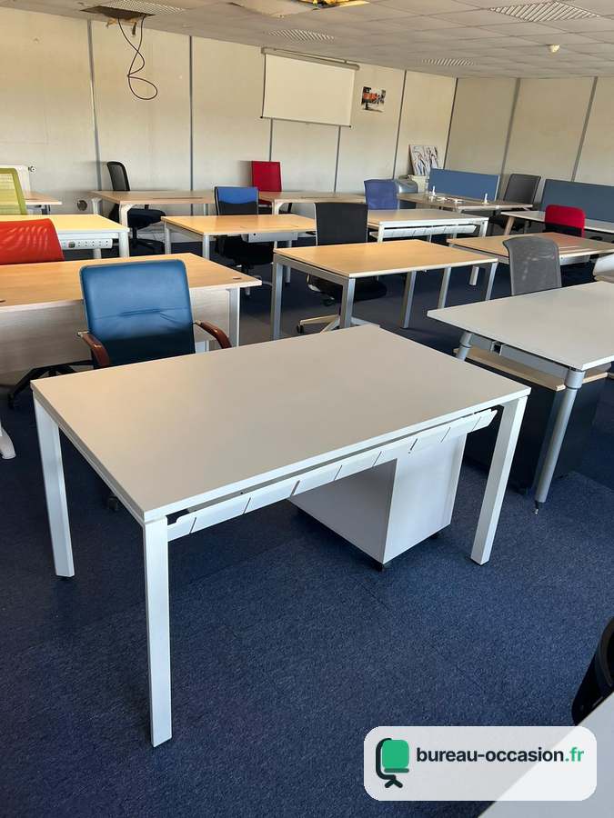 Bureau droit d'occasion : plateau gris clair, pieds métal blancs