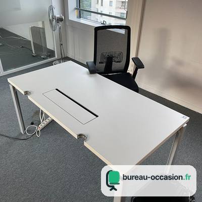 Bureau droit d'occasion tout blanc avec trappe passe-câbles