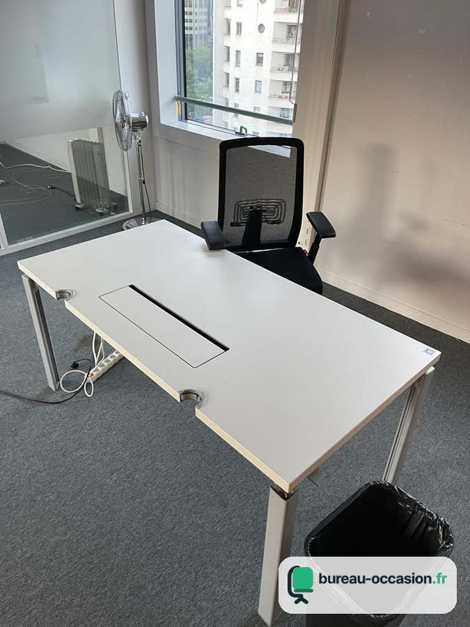 Bureau droit d'occasion tout blanc avec trappe passe-câbles