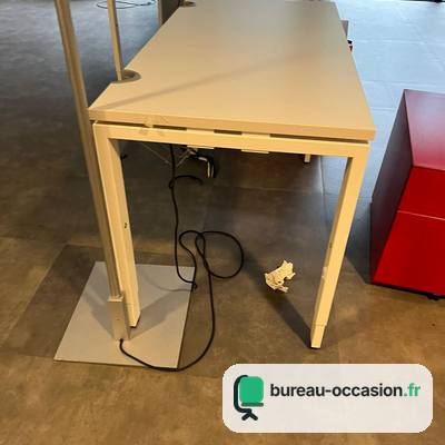 Bureau droit d'occasion tout blanc : plateau et piètement assortis