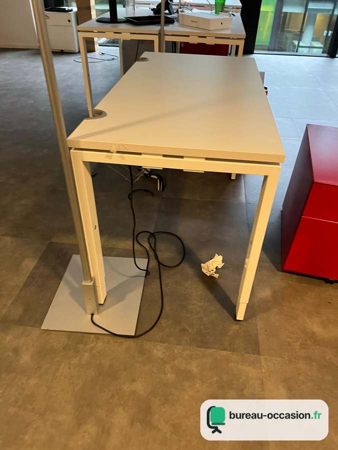 Bureau droit d'occasion tout blanc : plateau et piètement assortis