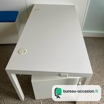 Bureau droit tout blanc d'occasion avec passe-câble rond