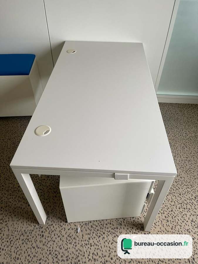 Bureau droit tout blanc d'occasion avec passe-câble rond