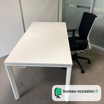 Bureau droit tout blanc d'occasion : plateau et pieds assortis