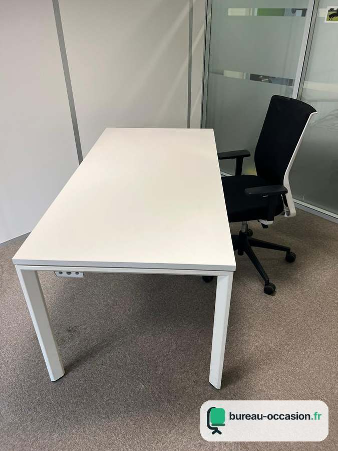 Bureau droit tout blanc d'occasion : plateau et pieds assortis