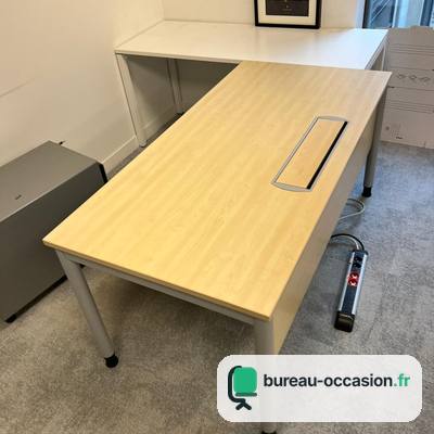 Bureau érable d'occasion avec voile de fond et trappe à câbles