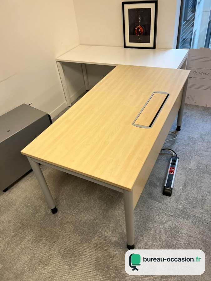 Bureau érable d'occasion avec voile de fond et trappe à câbles