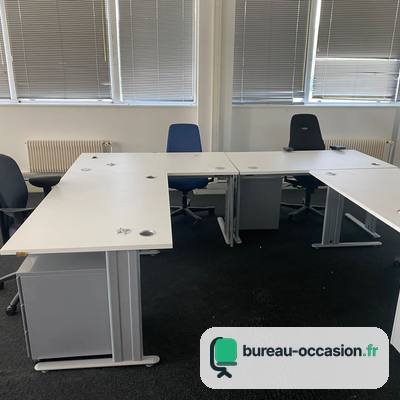 Bureaux d'occasion blancs en angle : pieds métal gris et caissons