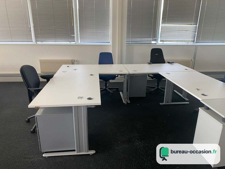 Bureaux d'occasion blancs en angle : pieds métal gris et caissons