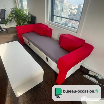 Canapé lounge modulaire d'occasion : rouge, gris et socle blanc