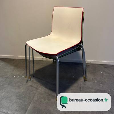 Chaise coque d'occasion bicolore empilable : pieds tube chromé