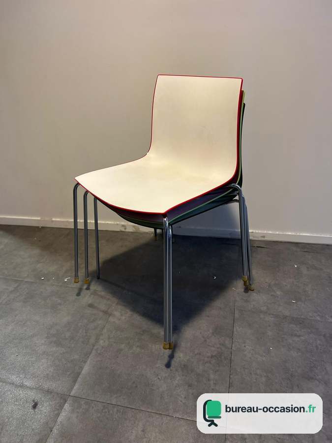 Chaise coque d'occasion bicolore empilable : pieds tube chromé