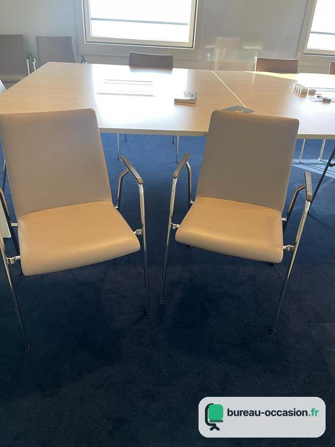 Chaise de réunion d'occasion crème : dossier haut, accoudoirs chromés