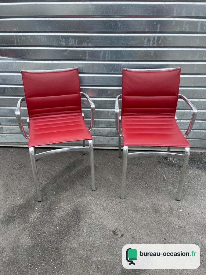 Chaise de réunion d'occasion : cuir rouge surpiqué, alu poli