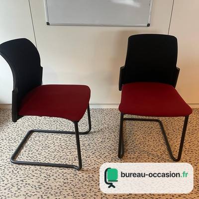 Chaise de réunion d'occasion empilable : assise rouge, luge noire