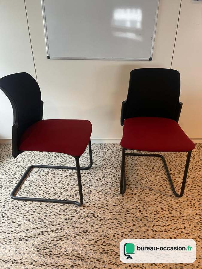 Chaise de réunion d'occasion empilable : assise rouge, luge noire